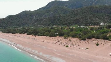 Akdeniz 'in kıyı şeridi dağlarla kaplı. Deniz kıyısı turkuaz deniz suyu