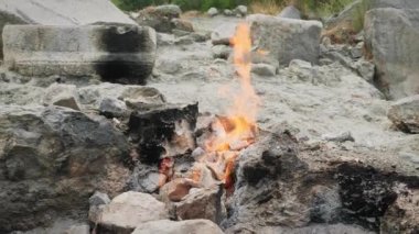 Hephaistos Tapınağı 'nın kalıntıları üzerinde sürekli alevler püskürten bir doğal baca grubu.