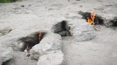 Chimaera Dağı, Yanartas, Türkiye 'deki kayalıklarda ebedi yanma ateşi