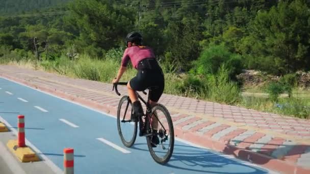 Mulher Esportiva Atraente Ciclismo Vestuário Andar Bicicleta Ciclovia Longo Floresta — Vídeo de Stock