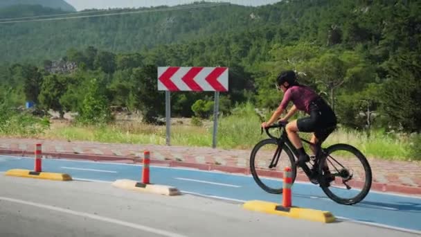 Ciclista Feminina Passeios Bicicleta Ciclovia Parque Florestal Mulher Forma Atlética — Vídeo de Stock