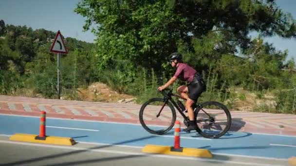 Professionell Cyklist Ridning Cykel Intensiv Uthållighetsträning Kvinna Cykla Cykel Körfält — Stockvideo