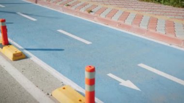 Bisiklet işaretli boş mavi bisiklet yolu. Donanımlı bisiklet yolunda gidiyor. Bisiklet sürmek için alan. Bisiklet ve triatlon konsepti. Spor konsepti