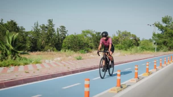 Mulher Pedalando Ciclovia Livre Ciclista Fêmea Andando Ciclovia Dia Ensolarado — Vídeo de Stock