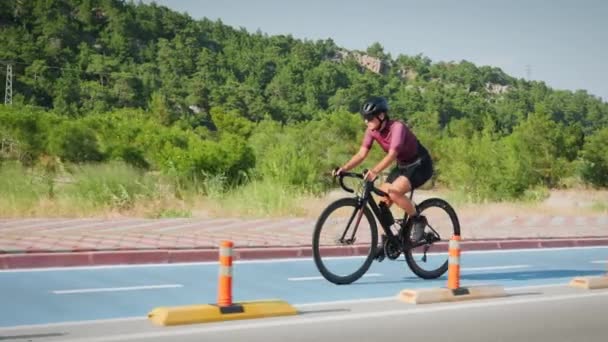 Mulher Pedalando Bicicleta Estrada Pista Bicicleta Passeio Feminino Parque Ciclovia — Vídeo de Stock