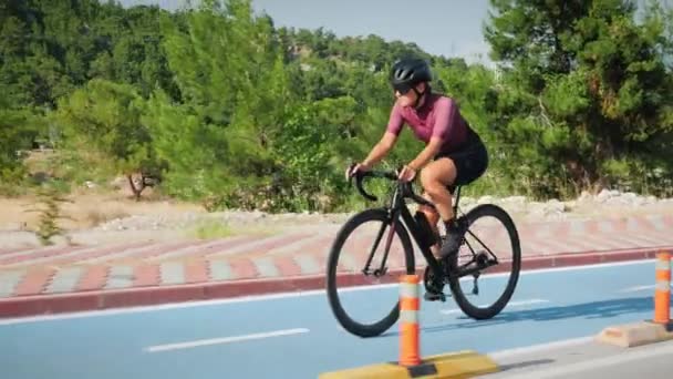 Jovem Mulher Andar Bicicleta Ciclista Estrada Feminino Empurrando Pedais Bicicleta — Vídeo de Stock