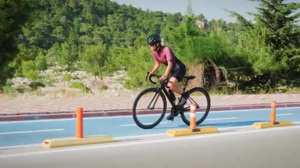 Profissional Ciclista Feminino Duro Treinamento Bicicleta Ciclovia Caminho Longo Parque — Vídeo de Stock