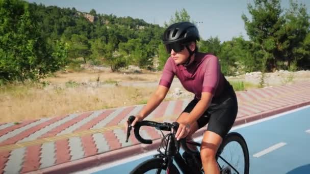 Уверенная Себе Сильная Женщина Велосипедистка Занимающаяся Кардио Тренировками Интенсивной Тренировкой — стоковое видео