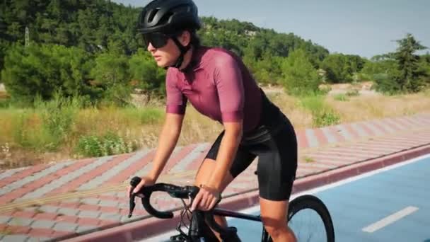 Femeie Pro Ciclist Ochelari Soare Negri Cască Antrenament Greu Bicicletă — Videoclip de stoc