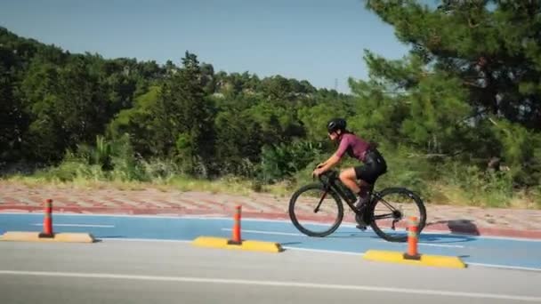 Conceito Ciclismo Triatlo Triatleta Confiante Esportivo Pedalando Bicicleta Estrada Ciclovia — Vídeo de Stock