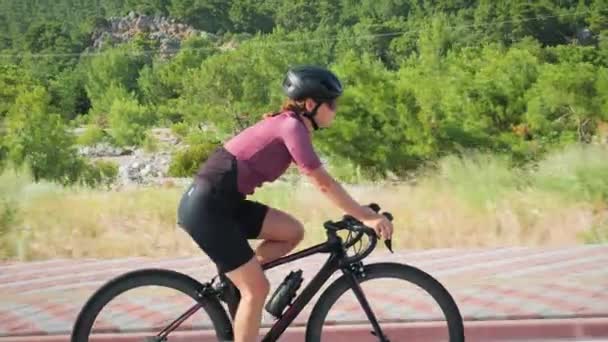 Mujer Ciclista Profesional Bicicleta Carretera Empujando Pedales Mujer Atleta Gafas — Vídeo de stock