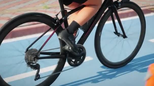 Női Kerékpár Kerékpár Kerékpárút Napsütéses Nyári Napon Közel Kerékpár Felszerelés — Stock videók
