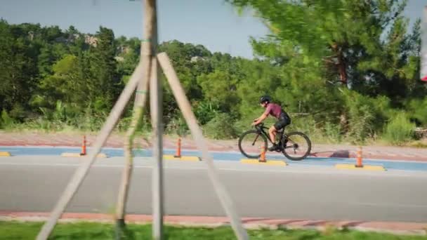 Mulher Andar Bicicleta Treinamento Ciclista Profissional Feminino Bicicleta Atividade Recreação — Vídeo de Stock