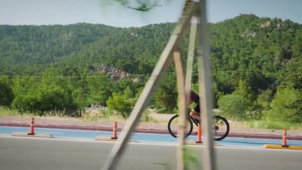 Feminino Pro Ciclista Empurrando Pedais Bicicleta Treinamento Duro Preparando Para — Vídeo de Stock