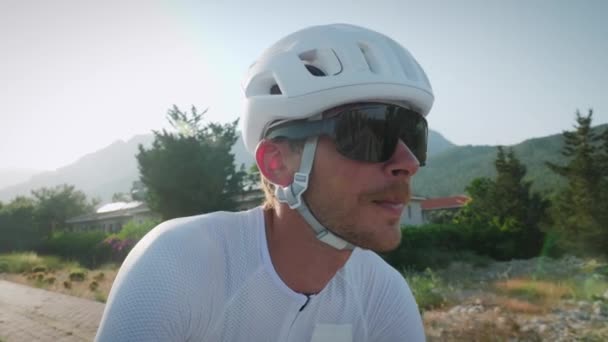 Egy Férfi Kerékpáros Portréja Amint Biciklizik Esti Napfényben Férfi Profi — Stock videók
