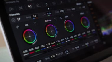 Renk düzeltme video prodüksiyon yazılımı programı. Video editörü profesyonel video film editörü kullanıyor. Videograf dizüstü bilgisayarda video film yaratmaya çalışıyor. Film yapma süreci