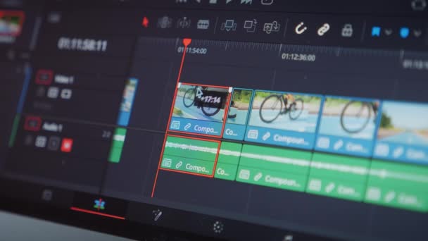 비디오 편집기는 전문적 포스트 프로덕션 소프트웨어를 사용하여 라인의 비디오 영상을 — 비디오