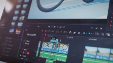 Video düzenleme için program arayüzü. Video düzenleyici video görüntüleri yaratıp düzenliyor. Freelancer video yönetmeni blog için film yapıyor. Video görüntülerini düzenlemek için profesyonel yazılım. Film yapımcılığı