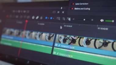 Yapım sonrası video düzenleme programındaki video görüntüleriyle zaman çizelgesi, kapatın. Video düzenleyici, video kurgu yazılımı kullanarak dizüstü bilgisayarda film yaratıyor. Film yapım süreci. Yapım şirketi