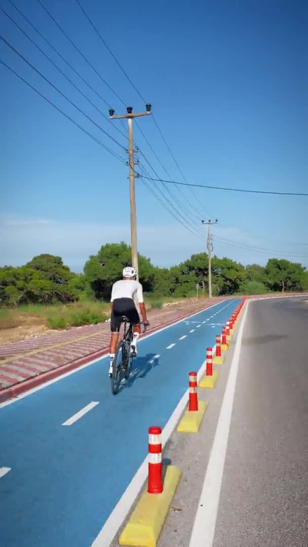 Vertikální Video Cyklisty Jedoucího Cyklistické Stezce Muž Pro Cyklisty Triatlonista — Stock video