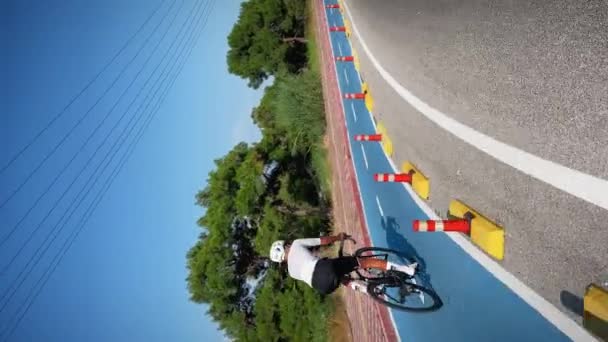 Следовать Кадром Человека Велосипеде Открытом Воздухе Мужчина Спортсмен Белом Шлеме — стоковое видео