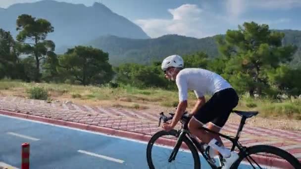 Cycliste Professionnel Sprinter Hors Selle Sur Son Vélo Faire Entraînement — Video