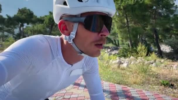 Άντρας Λευκό Κράνος Ποδηλατεί Ποδήλατο Και Φτιάχνει Σέλφι Αρσενικό Pro — Αρχείο Βίντεο