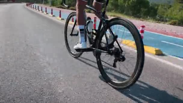 Radfahren Raddrehen Radfahren Auf Dem Rennrad Antriebssystem Und Kette Rotierend — Stockvideo