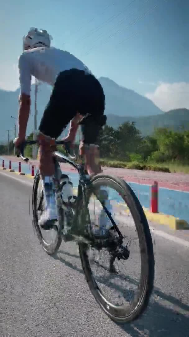 Forte Ciclista Profissional Masculino Com Corpo Muscular Magro Andar Bicicleta — Vídeo de Stock