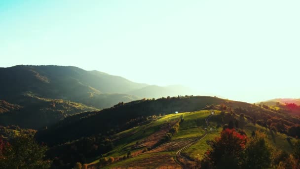 Sonbahar Dağlarında Gün Doğumu Güneş Işığında Dağ Tepelerinde Kırmızı Yeşil — Stok video