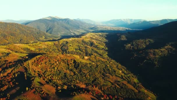 Wilde Herbstliche Berglandschaft Mit Riesigen Berggipfeln Und Hügeln Hintergrund Herbst — Stockvideo