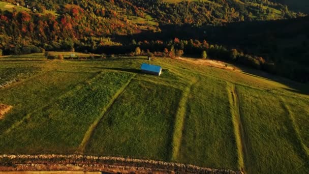 Leeres Einsames Haus Mit Blauem Dach Auf Grünem Hügel Schöne — Stockvideo