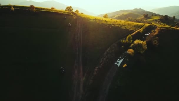 Hermoso Amanecer Las Montañas Gente Montando Quads Través Cordillera Atardecer — Vídeos de Stock