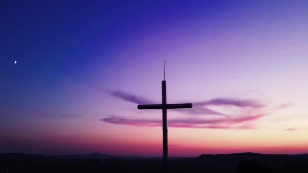 正统派教堂的轮廓在粉色紫色日落的天空和山脉的背景下交叉 在美丽的粉色日落前的修道院 黄昏时基督教大教堂的空中景观 — 图库视频影像