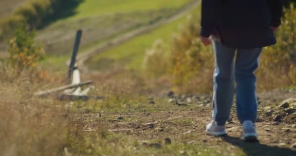 Dağ Tepesinde Kırsal Yolda Yürüyen Bir Kadın Dişi Dağlardaki Çayırlarda — Stok video