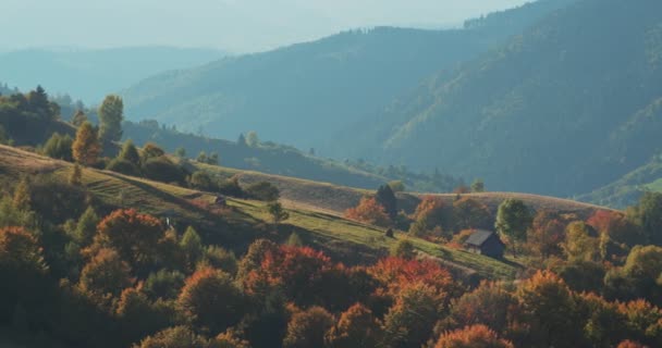 Tepeler Dağlarla Çevrili Küçük Evleri Olan Dağ Köyü Sonbaharda Sarı — Stok video