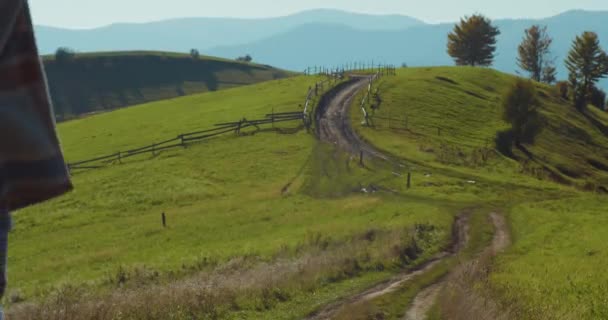 Vrouw Wandelen Het Platteland Weg Door Herfst Groene Weiden Velden — Stockvideo