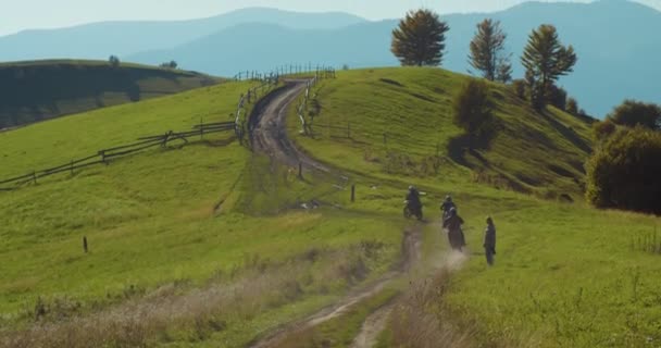 Jesienny Krajobraz Natury Zachodzie Słońca Wieczorem Ludzie Jeżdżący Motocyklach Górskich — Wideo stockowe