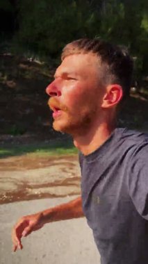 Sportif aktif adam antrenman sırasında selfie videosu çekiyor. Erkek sporcu dağlarda koşarken selfie çekiyor. Koşu ve koşu konsepti. Fitness aktivitesi. Spor eğlencesi.