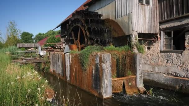 古いヴィンテージミル回転水の木製の水車 水車は水の流れの下で回転する 古い木造水車 — ストック動画