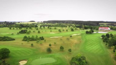 Golf sopası üzerinde uçan bir dron. Yeşil golf sahası. Yeşil çimenli golf sahası