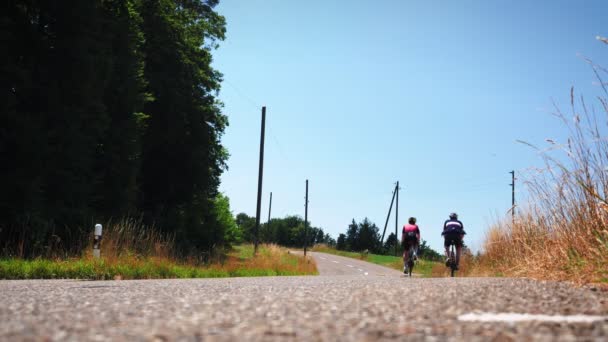 자전거타는 사람들은 야외에서 햇빛을 받으며 자전거를 산에서 자전거를 사람들 위에서 — 비디오