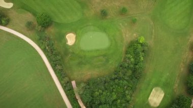 Çimenli yeşil golf sahasının üst hava manzarası. Yeşil altın tarlası