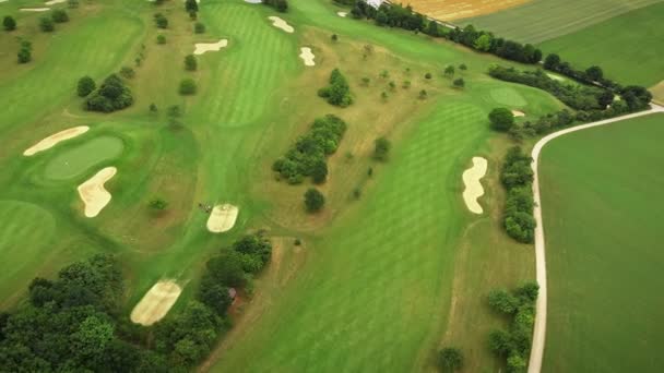 Çimenli Golf Delikleri Olan Yeşil Golf Sahasının Üzerinde Uçuyor Golf — Stok video