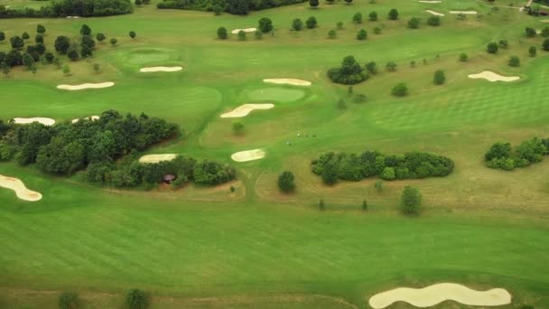 高尔夫球场上美丽的风景 阳光下的绿色高尔夫球场 绿草绿草草甸的空中景观 — 图库视频影像