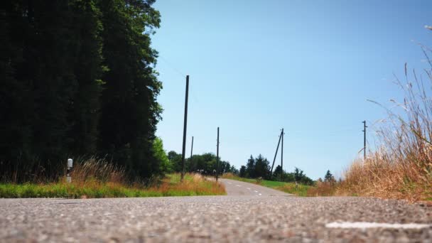 Los Ciclistas Que Bajan Toda Velocidad Montaña Carrera Ciclismo Carretera — Vídeos de Stock