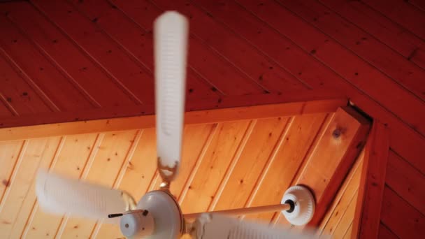Tavan Vantilatörü Ahşap Tavanı Açıyor Tavanda Çalışan Vantilatör Avizesi — Stok video