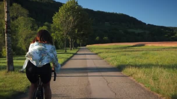 Kobieta Swobodnym Ubraniu Rowerze Ścieżce Rowerowej Wzdłuż Pola Lasu Jazda — Wideo stockowe