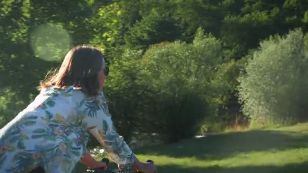 Εξερευνώντας Φύση Ποδήλατο Νεαρή Γοητευτική Μελαχρινή Γυναίκα Ιππασία Ποδήλατο Κατά — Αρχείο Βίντεο