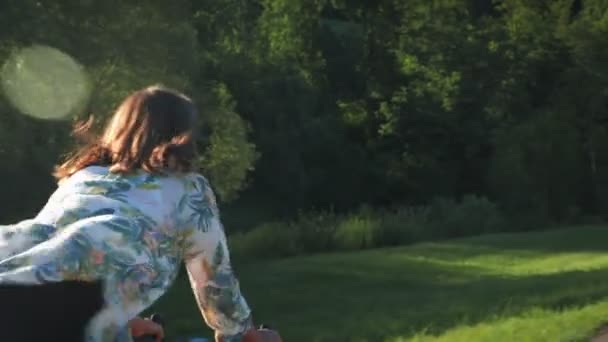 Γυναίκα Φοράει Casual Ποδήλατο Ιππασίας Στο Ηλιοβασίλεμα Κομψή Νεαρή Γυναίκα — Αρχείο Βίντεο